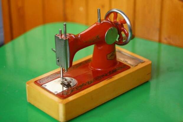 4. Многие девочки научились шить именно на такой машинке СССР, детство, игрушки., история