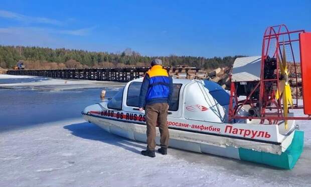 Аэролодки спасателей работают на переправах в Вельском и Онежском округах