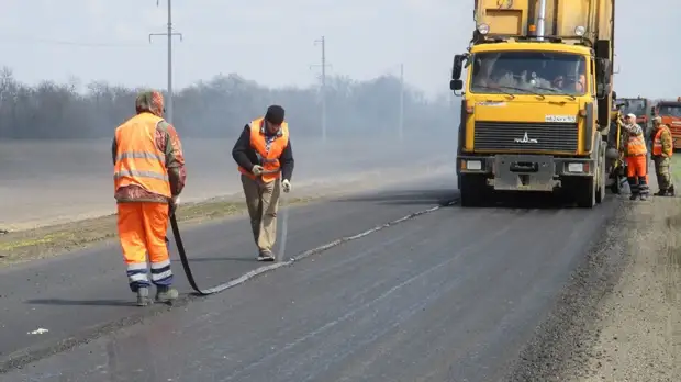 Рабочие досрочно закончили ремонт шести дорог Ростовской области к 29 апреля