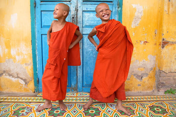 Монахи с радостью позируют в Баттамбанге, Камбоджа вокруг света, путешествия, фотография