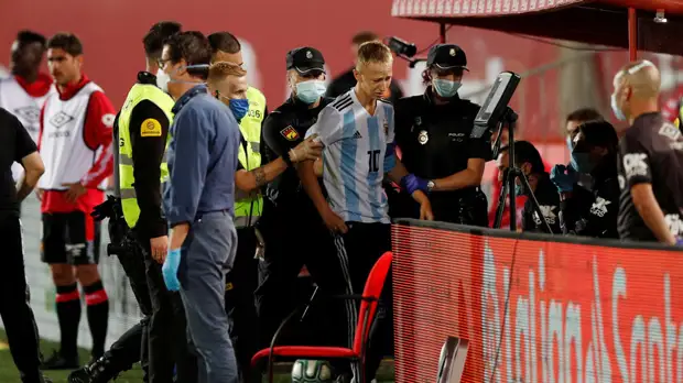 Болельщик объяснил, зачем выбегал на поле в матче «Мальорка» — «Барселона»