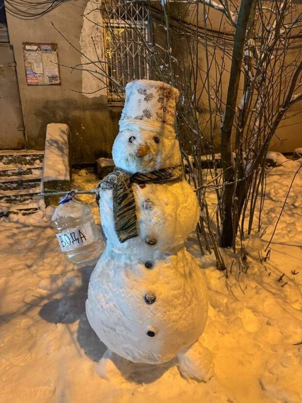 Снеговик на ж/д в Донецке