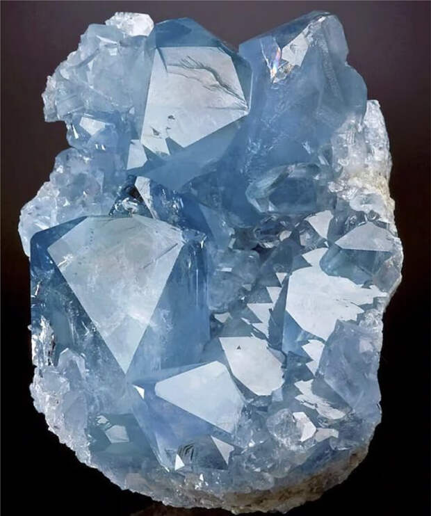 Здесь галерея - листайте. Великолепные кристаллы небесно-голубого целестина