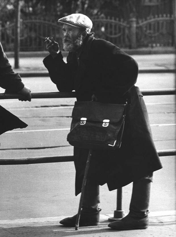 Старик с портфелем. CCCР, Москва, 1963 год.