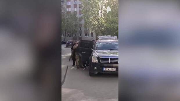 Сотрудники ТЦК затолкали украинца в машину на территории детсада во Львове