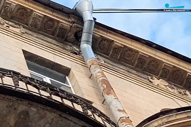 "Фонтанка": с ожидающего капремонта доходного дома в Петербурге упала лепнина