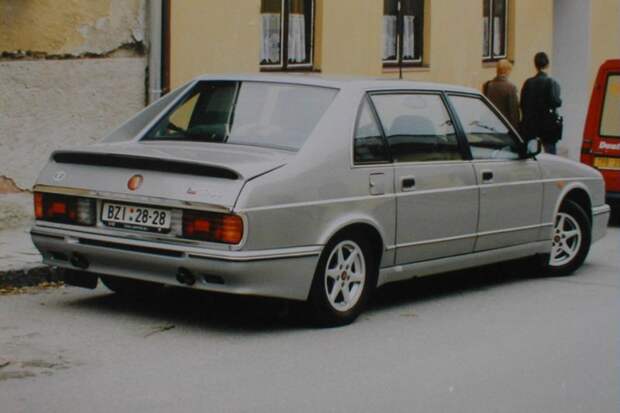 В 1999 году из-за низкого спроса автомобиль сняли с производства. 700-ка не только стала последним заднемоторным седаном компании, но и последним легковым автомобилем Tatra – фирма сосредоточилась на строительной технике. заднемоторная компоновка, седан