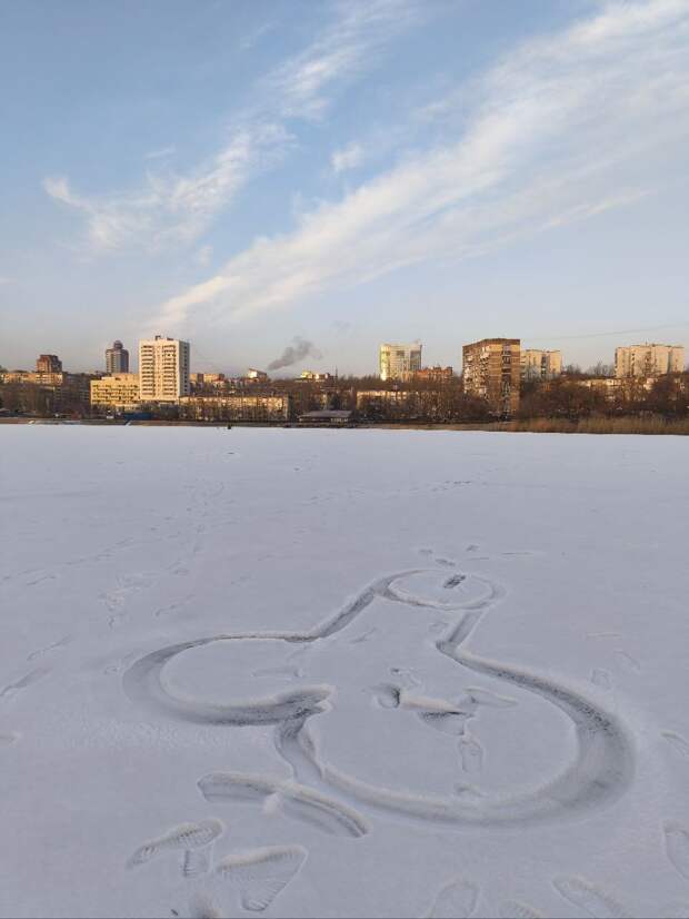 Судя по всему - всю ночь кому-то рисовали подарок