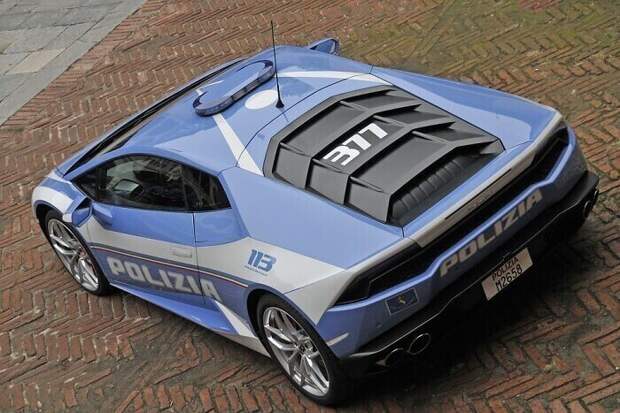 5. В автопарке итальянской полиции есть Lamborghini