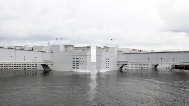 В Петербурге открыли дамбу после шторма