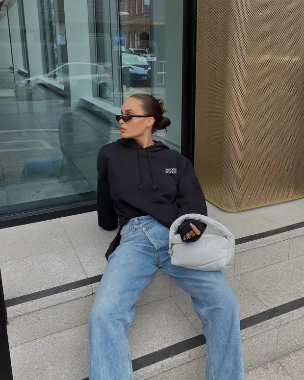 Как стильно носить толстовку с джинсами: 15 идей, которые так удобны в повседневной жизни