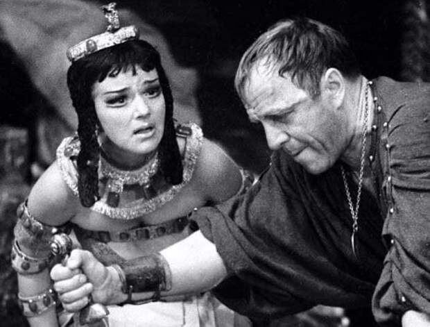 Юлия Борисова и Михаил Ульянов в спектакле *Антоний и Клеопатра* | Фото: kino-teatr.ru