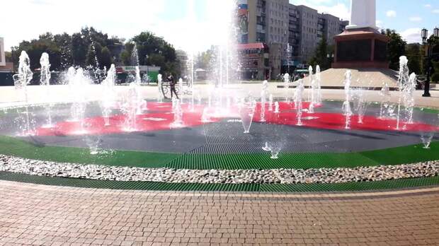 Светомузыкальный фонтан на Московском шоссе в Рязани включили