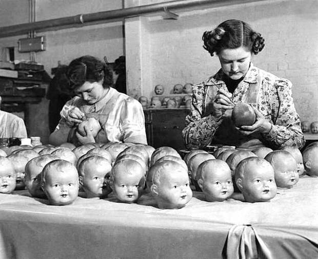 Кукольный макияж на фабрике игрушек в США, 1950. история, черно-белая фотография, юмор