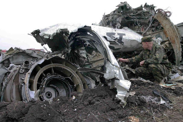 На месте падения самолета Ту-154, потерпевшего катастрофу 24 августа 2004 года, в Каменск-Шахтинском районе Ростовской области