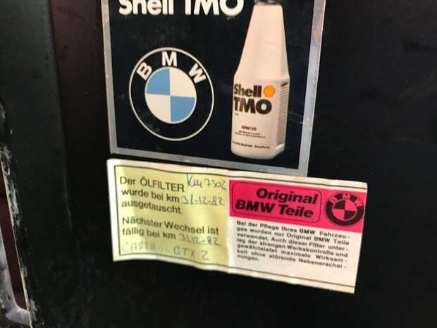 Сервисная наклейка с информацией о замене масла в 1982-м году bmw, м1