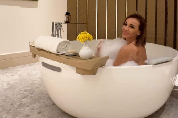 Телеведущая Анфиса Чехова выложила видео из ванны