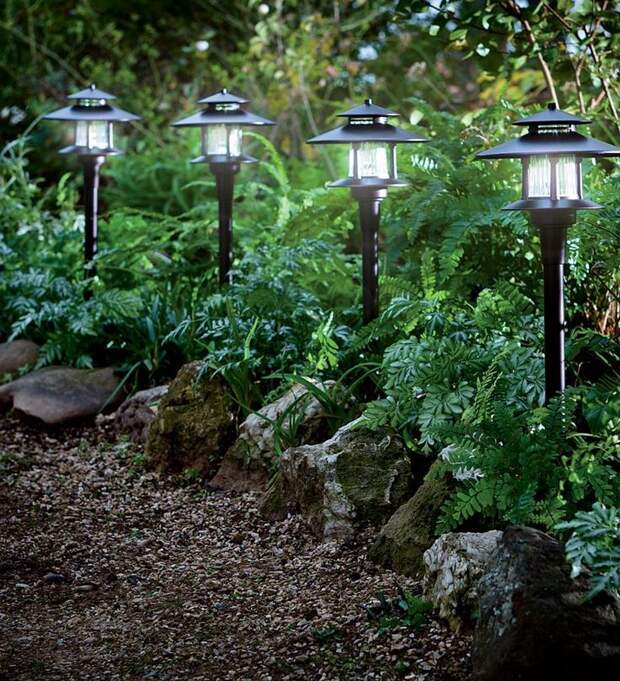 Подсветка садовой дорожки с помощью светильников на солнечных батареях