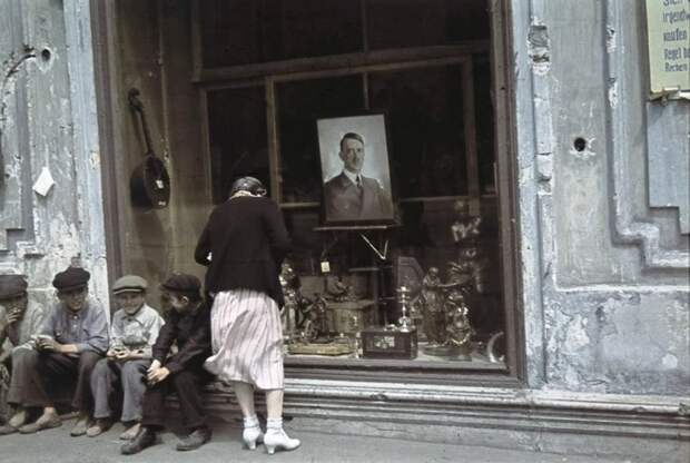 Портрет Адольфа Гитлера в витрине магазина в оккупированном Харькове в 1942 году.
