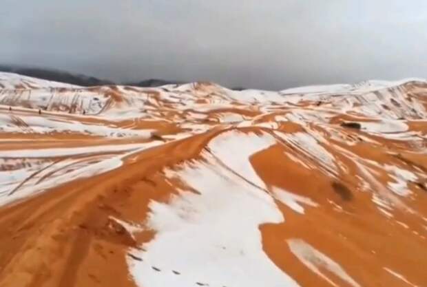 В алжирской части Сахары выпал снег, покрыв песчаные дюны