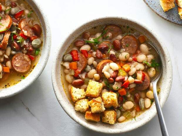 Пряный суп с сосисками. \ Фото: thespruceeats.com.