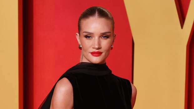 Модель Рози Хантингтон-Уайтли вышла в свет в бюстгальтере и брюках