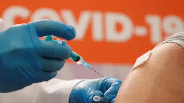 Иммунолог Крючков рассказал о причинах для досрочной ревакцинации от COVID-19