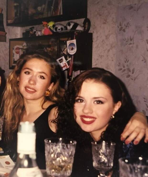 15. Фото из 1999 года: Анна Семенович и фигуристка Анастасия Гребенкина 15. Фото из 1999 года: Анна Семенович и фигуристка Анастасия Гребенкина