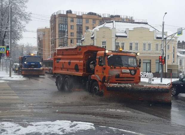 В Туле 5 ноября продолжается уборка улиц и обработка дорог противогололедными материалами