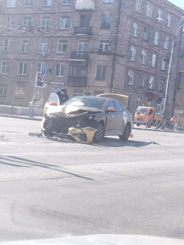 Такси без «лица» встало посреди дороги после встречи с Chevrolet на перекрестке Ивановской и Седова
