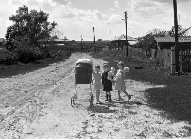 30 искренних чёрно-белых фотографий о жизни на Урале в советское время в мире, жизнь, люди, ностальгия, советское время, урал