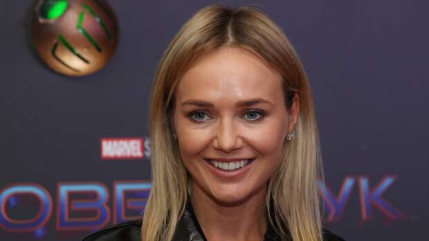 Актриса Наталья Рудова вышла на публику в шортах и боди с глубоким декольте