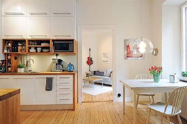 Хорошее и удачное решение создать кухню в белых тонах с деревянными элементами, что точно вдохновит.
