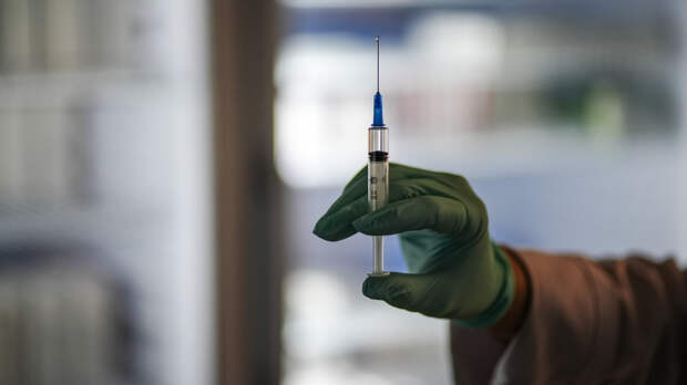 Мишустин: российские вакцины от разных форм онкологий включат в программу ОМС