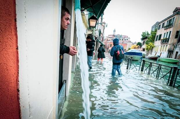 Фотограф гуляет по затопленным улицам Венеции, делая снимки трагической красоты города