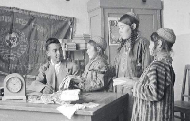 Директор школы Ага-Юсуп аула Арсариб Довлеет за приемом вещей для фронта от учеников.  Декабрь 1942 г. Туркменская ССР.