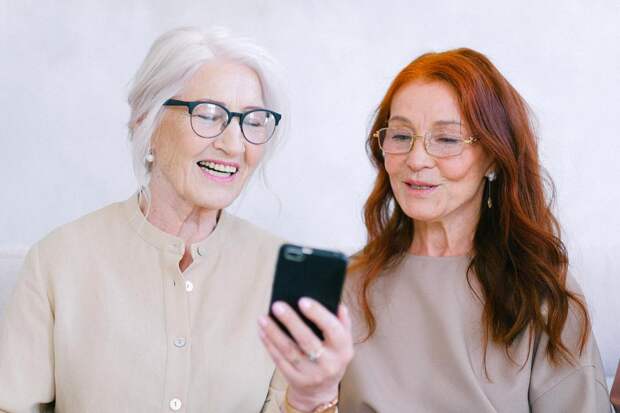 Обнаружено, что использование соцсетей снижает риск депрессии у пожилых