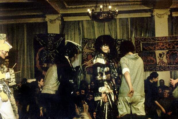 Фото:  из архива Миши Бастера. Показ альтернативных мод на Кузнецком Мосту, 10, 1987 г.