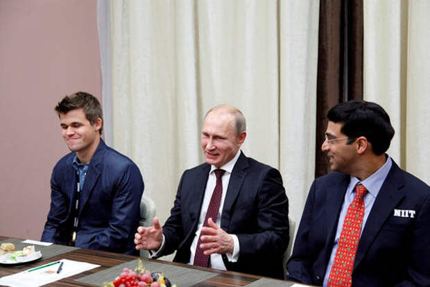 Слева на право: Магнус Карлсен, Владимир Путин и Вишванатан Ананд (Сочи, 2014)