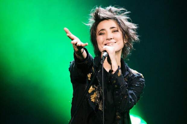 Земфира. Мне она нравится только по песне "вороны-москвички". Остальное что-то бессвязное