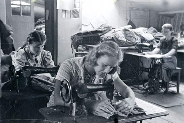 Учащиеся владивостокской средней школы № 1 за починкой обмундирования.  Сентябрь 1942 г. Владивосток.