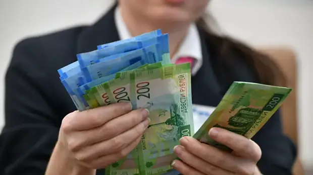 СМИ: Россияне смогут снимать наличные с карт в кафе и отелях при оплате услуг