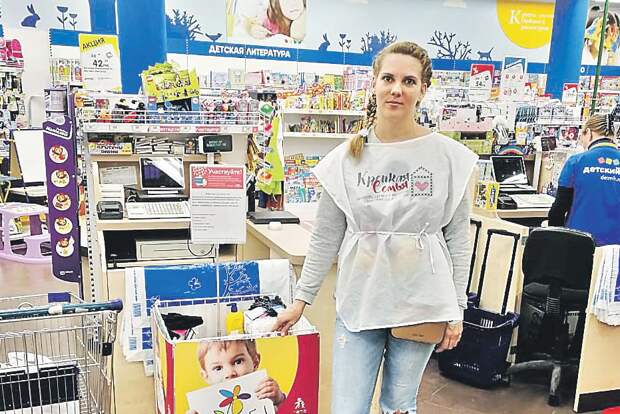 Мария Ячная собирает пожертвованные для ребят вещи в детском магазине/ из личного архива