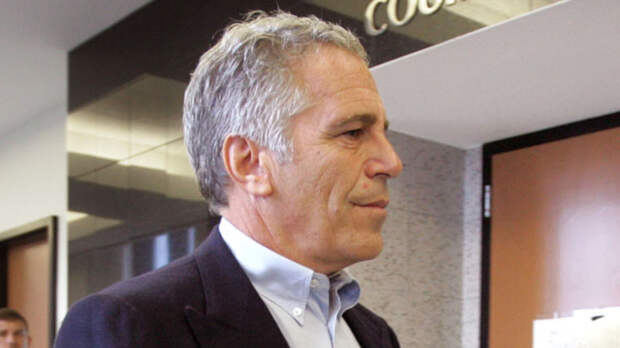 «Приходилось выглядеть счастливой»: жертва Эпштейна рассказала о вербовке моделей