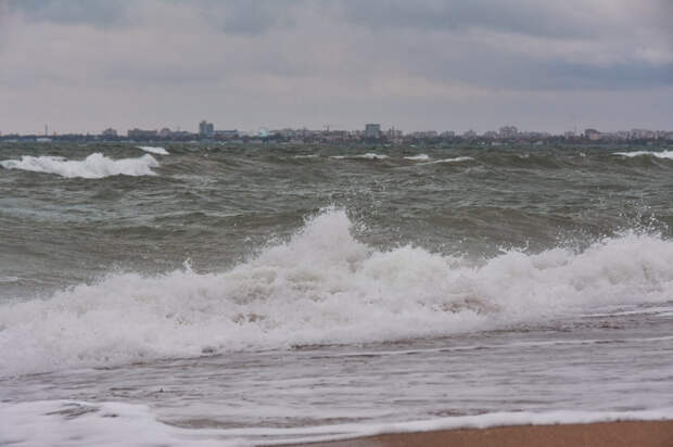 Эксперт объяснил, грозят ли Крыму тягуны в море из-за сильного ветра