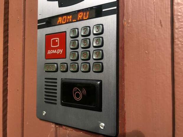 Мошенники начали обманывать петербуржцев звонками о якобы замене домофона