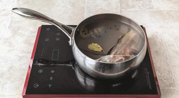 Уха из белой морской рыбы с укропом. Шаг 1