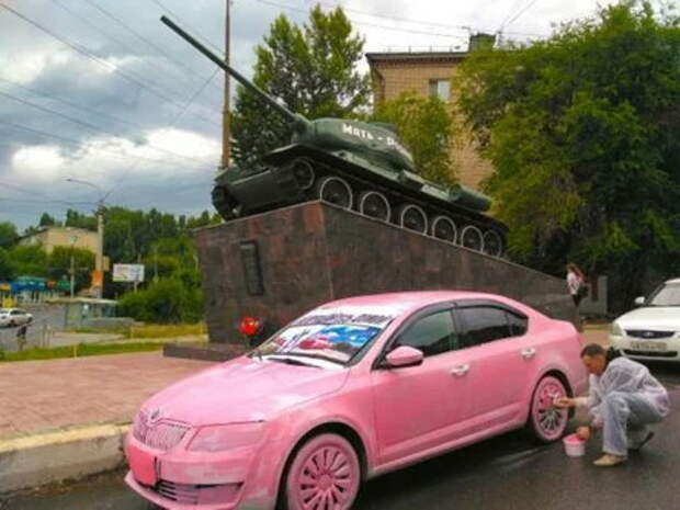 В Чехии заметили акцию жителя Саратова с розовым автомобилем «Skoda»
