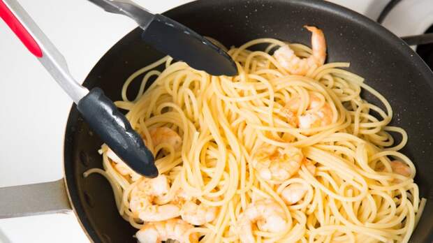 Блендеры, сковородки, ножи и щипцы: шеф-повара мира рассказали о своих любимых предметах на кухне, которые они забирают с собой на новое место работы