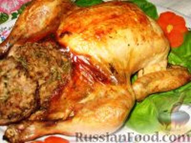 Фото к рецепту: Запеченная курица с пикантной ореховой начинкой